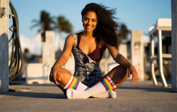 Картинка лето, девушка, улыбка, сидит