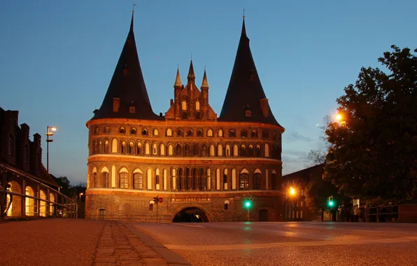 Картинка ночь, огни, ворота, Германия, фонари, памятник, архитектура, Holstentor