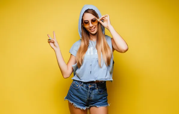 Картинка girl, fashion, funny, elegant, elegance, eyeglasses, gesture, fashionable