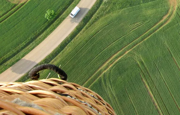Картинка дорога, поле, воздушный шар, корзина, вид сверху