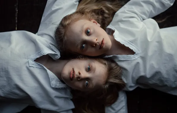 Дети, фото, children, лежа на полу, Ксюша Коровина, Соня Коровина