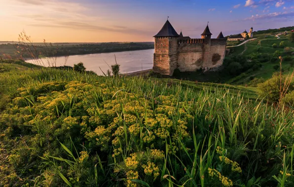 Картинка пейзаж, природа, река, склоны, крепость, травы, Украина, Хотин
