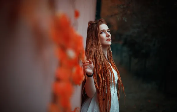 Взгляд, девушка, природа, поза, парк, стена, рука, пирсинг
