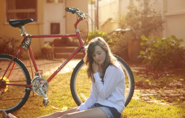 Картинка девушка, велосипед, утро, шатенка, задний двор
