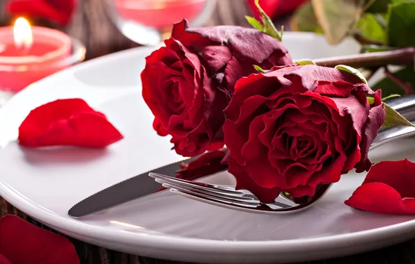 Картинка цветы, розы, свечи, лепестки, тарелка, посуда, красные
