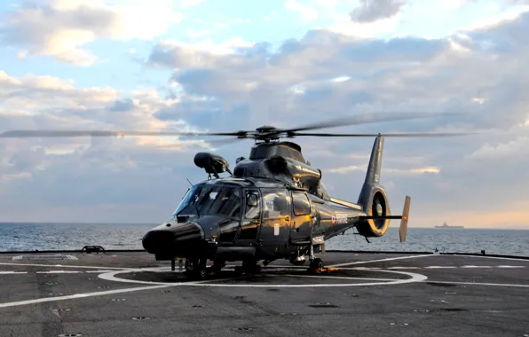 Картинка авианосец, палуба, атомный, Средиземное море, ВМС Франции, &ampquot;Шарль де Голль&ampquot;, поисково-спасательный вертолет AS.565 MB Panther