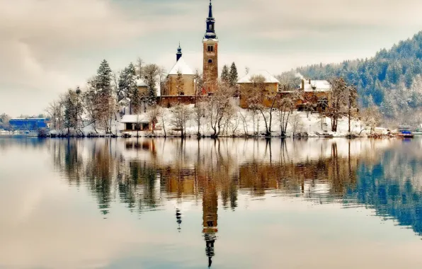 Картинка зима, небо, снег, деревья, озеро, остров, церковь