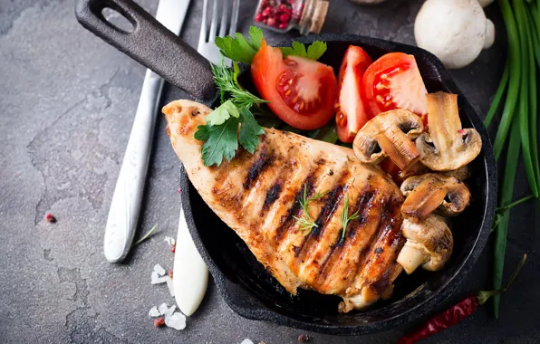 Грибы, мясо, помидоры, сковородка