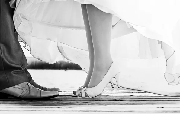 Картинка девушка, туфельки, фон, праздник, widescreen, черно-белый, обои, ноги