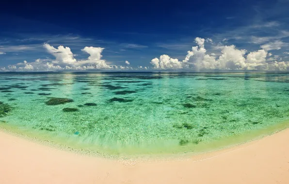 Картинка песок, море, пляж, небо, вода, прозрачность, облака, тепло