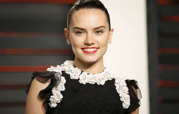 Картинка взгляд, поза, улыбка, макияж, актриса, прическа, hair, Daisy Ridley