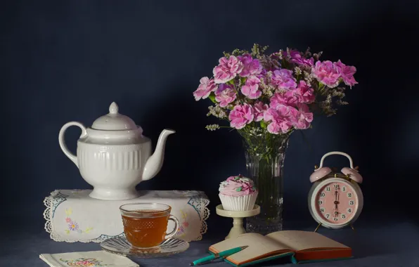 Чай, часы, букет, ручка, книга, пирожное, натюрморт, гвоздики