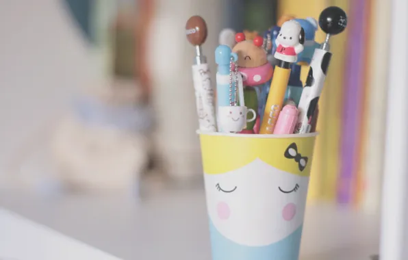 Картинка фон, настроения, размытие, карандаши, мишка, кружка, чашка, ручки