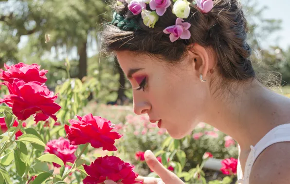 Венок, закрытые глаза, wreath, алые цветы, яркий макияж, beautiful woman, closed eyes, красивая женщина
