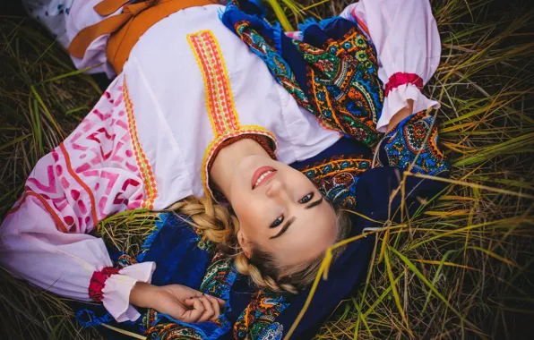 Картинка лето, трава, девушка, природа, костюм, коса, шатенка, платок