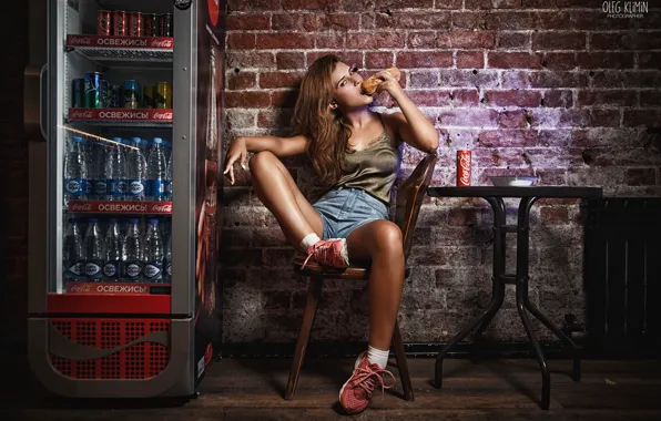 Картинка girl, wall, coca-cola, shorts, legs, brown hair, photo, photographer