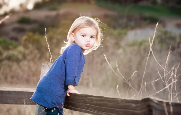 Взгляд, забор, девочка