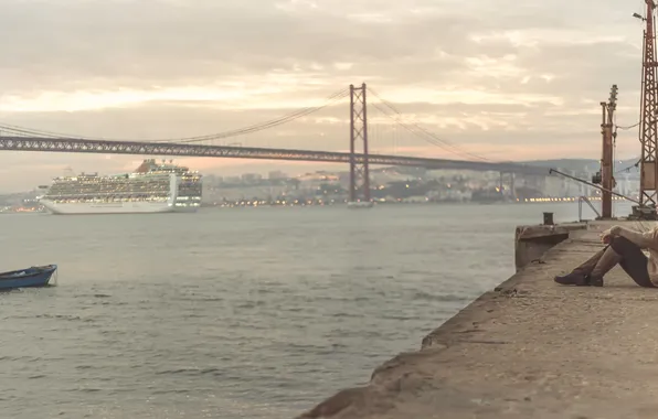 Картинка девушка, мост, город, корабль, Португалия, Лиссабон