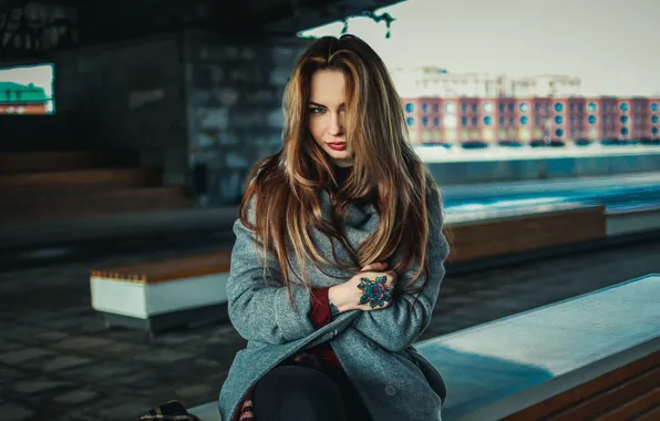 Город, макияж, тату, губки, пальто