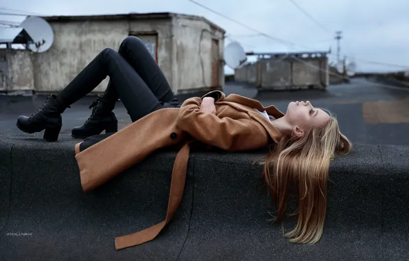 Картинка поза, лежит, пальто, волосы, Денис Ланкин, девушка, ботинки, на крыше