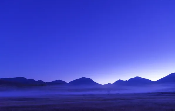 Картинка поле, небо, горы, туман, вечер