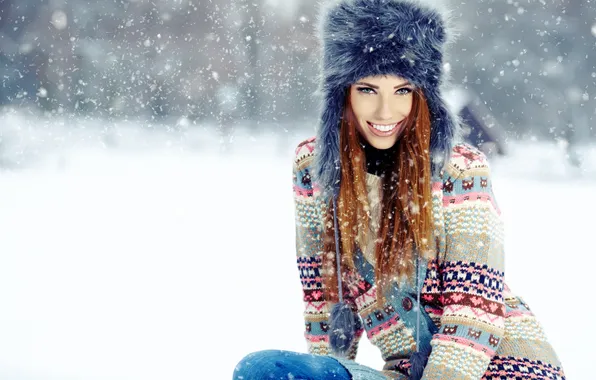 Картинка зима, взгляд, девушка, снег, радость, улыбка, шапка, шатенка
