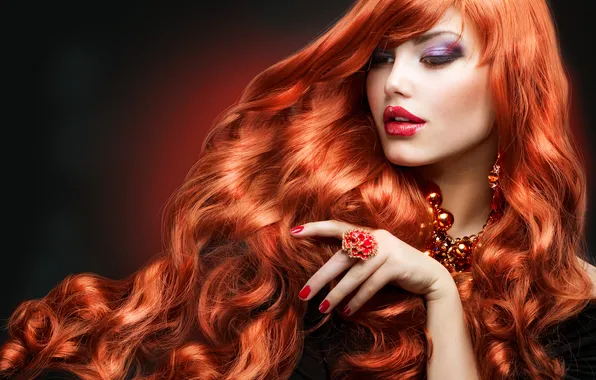 Картинка девушка, фон, рука, макияж, кольцо, бусы, рыжая, длинные волосы