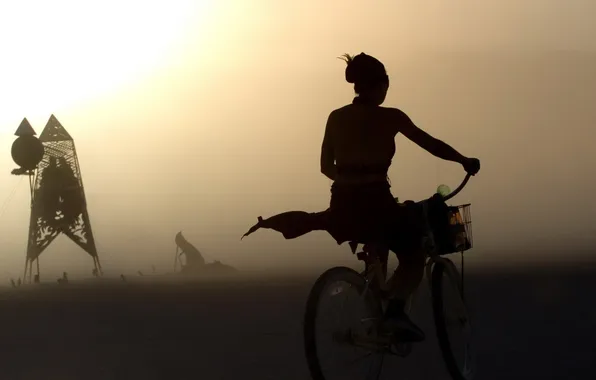 Картинка девушка, велосипед, туман, утро