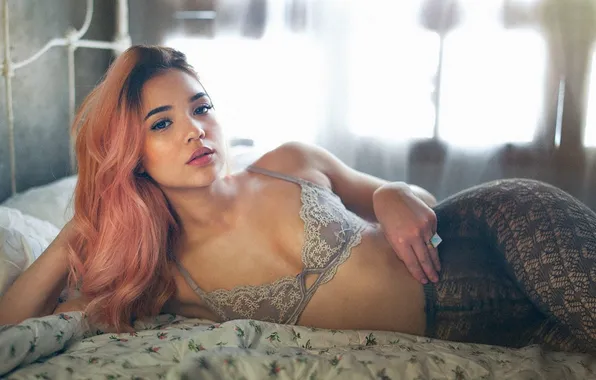 Картинка bra, cleavage, long hair, model, women, window, bed, pantyhose