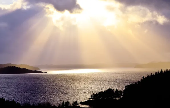 Картинка вода, солнце, лучи, свет, тучи, природа, отражение, вечер