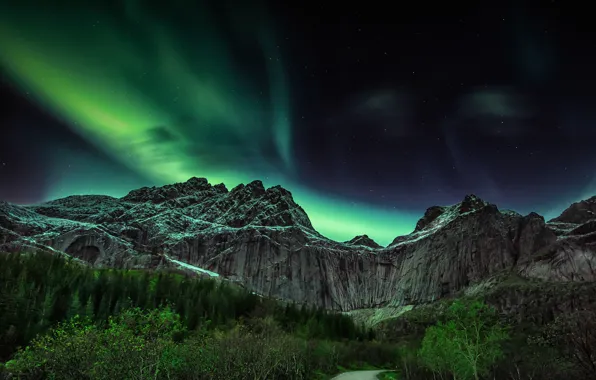 Картинка дорога, деревья, горы, ночь, северное сияние, Норвегия