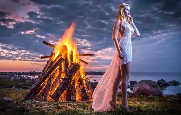 Картинка fire, girl, alone, standing, near