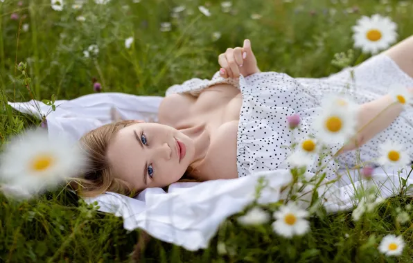 Картинка grass, nature, blue eyes, flowers, model, women, blonde, white dress