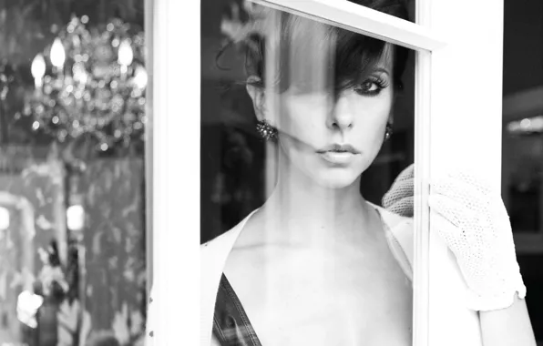 Картинка взгляд, отражение, черно-белая, руки, актриса, окно, прическа, перчатки
