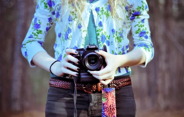 Картинка девушка, фон, widescreen, обои, настроения, камера, фотоаппарат, пояс