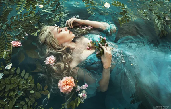 Картинка листья, вода, девушка, цветы, поза, настроение, сон, ситуация, руки, платье, закрытые глаза, спящая, Marketa Novak, …