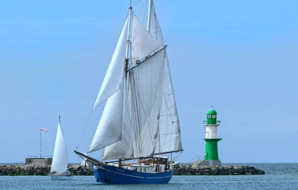 Море, маяк, парусники, волнорез