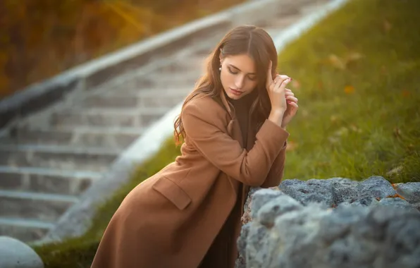 Девушка, grass, women, brunette, stairs, red nails, women outdoors, trench coat