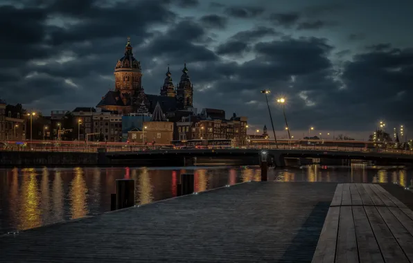 Картинка река, здания, пристань, дома, причал, Амстердам, церковь, собор