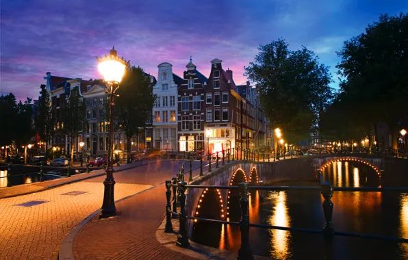 Картинка ночь, город, дома, освещение, Амстердам, фонари, канал, Нидерланды
