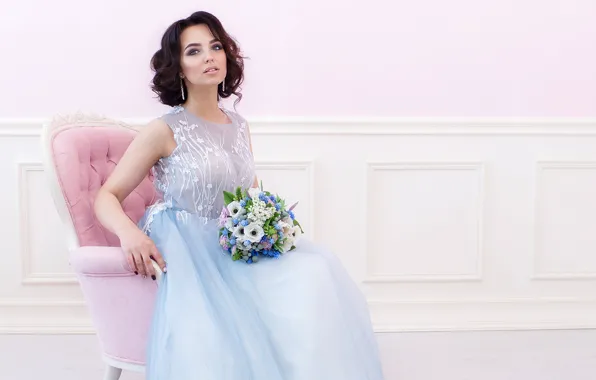 Картинка девушка, цветы, букет, кресло, серьги, макияж, платье, брюнетка