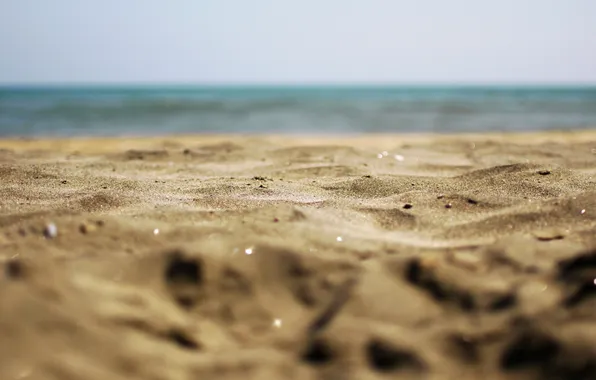 Картинка песок, море, пляж, вода, блики, фокус, горизонт, песчинки