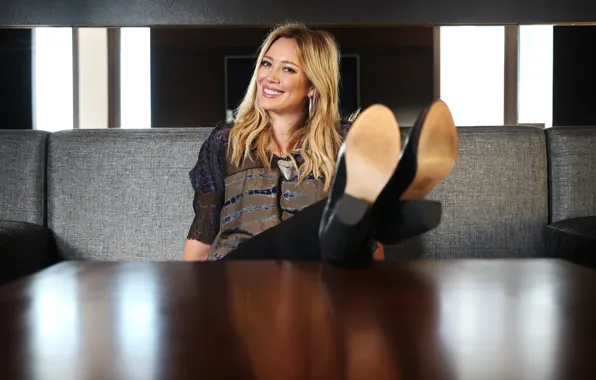 Диван, Улыбка, Стол, Актриса, Хилари Дафф, Hilary Duff, Фотосессия