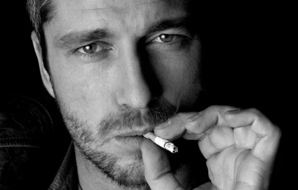 Картинка лицо, сигарета, мужчина, актёр, щетина, Чёрно-белое, Джерард Батлер