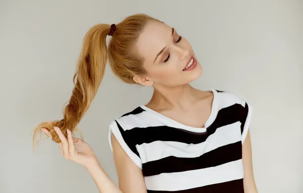 Картинка девушка, поза, фото, милая, портрет, хвост, блузка, нежные