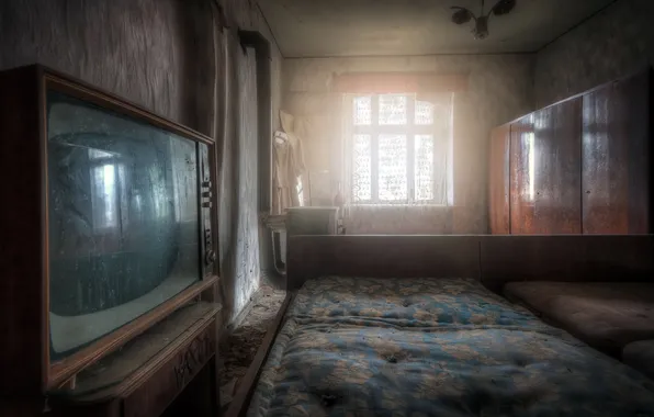 Кровать, телевизор, окно