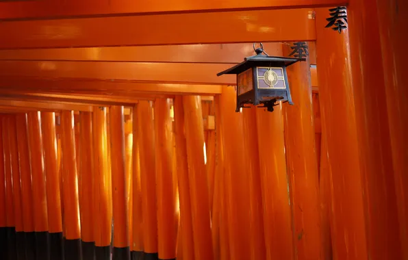 Картинка столбы, япония, коридор, фонарь, иероглифы