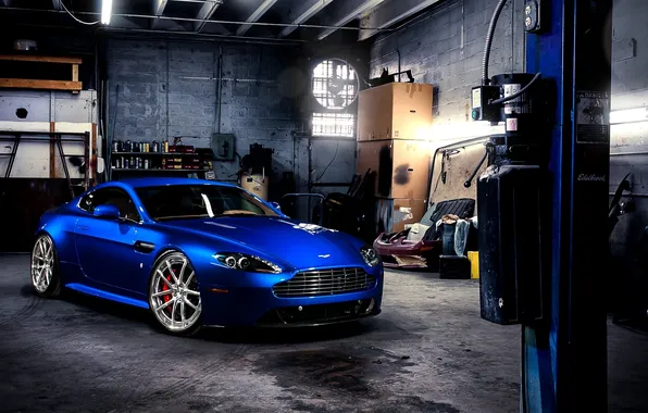 Картинка синий, Aston Martin, гараж, суперкар, передок, Астон Мартин, Вантаж, Vantage S