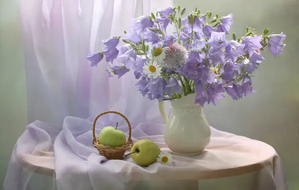 Картинка цветы, стол, яблоки, ромашки, ваза, натюрморт, колокольчики, корзинка