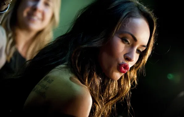 Меган Фокс, Megan Fox, Поцелуй, Брюнетка, Красавица